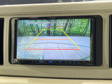 【バックカメラ】駐車時に後方がリアルタイム映像で確認できます。大型商業施設や立体駐車場での駐車時や、夜間のバック時に大活躍!運転スキルに関わらず、今や必須となった装備のひとつです!