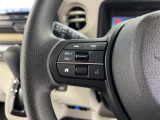運転中もハンドルでの操作が可能です。特に高速道路等の目が離せない運転時には、便利さだけでなく、安全性も兼ね備えております。