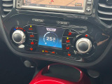 【オートエアコン】一度お好みの温度に設定すれば、車内の温度を検知し風量や温度を自動で調整。暑い&hellip;寒い&hellip;と何度もスイッチ操作をする必要はありません。快適な車内空間には必須の機能ですね♪