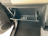 【グローブボックス】収納スペースが沢山あるので車内が散らからずに助かります。ちょっとした物を入れるのにいいですね♪