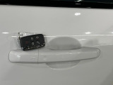 【キーレスエントリー】バッグやポケットからキーを取り出すことなく車にアクセスして、ロックとアラームを設定できます。 毎日の利便性をさらに高める機能です。