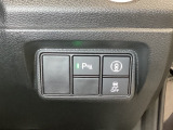 Hondaセンシング用の、VSA(ABS+TCS+横滑り抑制)解除と路外逸脱抑制機能のオンオフスイッチなどはハンドルの右側に装備しています。