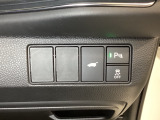 VSA装備車です。VSAはドライバーの操作と車の動きを見守っています。もし車の挙動が乱れたとき、4輪別々にブレーキをかけたり、エンジンパワーをしぼることによって車を安定させます。