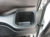 運転席側の手の届きやすい位置にもドリンクホルダーが付いています。