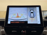 真上から見下ろしたような視点で車とその周囲を確認出来る画面と、車両後方を映し出すバックモニター画面の2つを表示してくれます。