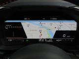 運転に必要な情報をグラフィカルに表示し、少ない視線移動で瞬時に認識できる先進的な液晶メーター。こちらはナビゲーション情報と連携する「地図画面」になります。