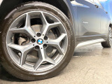 ●純正18インチアルミホイール:輸入車ならではの卓越した走りを支えるホイールと足回りです!日本車の走りに慣れている方にもぜひ体感して頂きたいほど、高いレベルでまとまっています!
