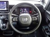 ハンドル左側にはオーディオ操作が出来るオーディオリモートコントロールスイッチ、右側にはHonda SENSINGとオートクルーズコントロールのスイッチを装備!