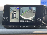 上空から見下ろしているかのような映像をディスプレイに映し出し、スムースな駐車をサポートします。画面は「トップビュー」のほか「サイドブラインドビュー」への切り換えが可能。ますます安心です