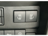 【両側パワースライドドア】両側がパワースライドドアになっており、運転席のスイッチやスマートキーでも開閉が可能です!開口部も広いので乗り降りも楽々♪