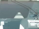 前方の車両を検知。 エマージェンシー(衝突軽減)ブレーキ装備