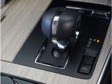 【シフトレバー】シフトもとても操作しやすいデザインになっております。運転する人の事を第一に考えた操作性の高い仕様です。