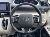 インテリアに合わせたデザインのステアリングは、運転される方のことも考え、運転しやすい形状、大きさです。是非一度、実際に触ってお確かめください。