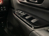 ドアミラーのスイッチは運転席ドアにあります。