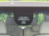 【シティブレーキアクティブシステム】低速走行中に前方の車両等を認識し、衝突しそうな時は警報とブレーキで衝突回避と被害軽減をアシスト。より安全にドライブをお楽しみいただけます。
