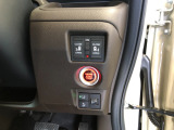 【両側電動スライドドア】リモコンや運転席のスイッチ操作のほか、ドアハンドルを少し引くだけでリアドアが自動開閉します♪