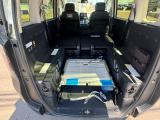 リアシート収納で、大きな荷室として利用できます。