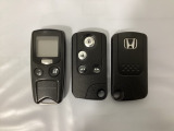 スマートキー付きですからドアロックの開閉およびエンジンスタートが楽々です。電動スライドドアの開け閉めもボタンで操作できます。加えて、純正リモコンエンジンスターター用の操作キーもついています。