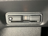 ハンドルの左下にETCがついています。高速道路の料金所の通過も楽々です。 カードの取り出しもしやすい場所についています。