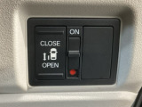 【片側パワースライドドア】片側がパワースライドドアになっており、運転席のスイッチやスマートキーでも開閉が可能です!開口部も広いので乗り降りも楽々♪