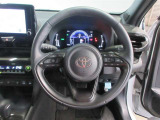 ステアリングから手を離さず、運転に集中したままオーディオ等の操作や安全装置の設定などが行えます。