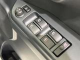 【電動格納ミラー】サイドミラーは電動格納式となっており、狭い駐車場でもキズがつくリスクを抑えられます。