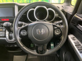 【純正革巻きステアリング】上質な革を使用することで、手にしっかり馴染みとても運転しやすいハンドルです♪