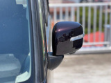 狭い駐車場でも安心。スイッチ操作だけでドアミラーの格納展開が可能。電動格納式リモコンドアミラー!