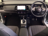 車内は光触媒抗菌消臭施工済です。スタイリッシュなデザインでスポーティなインパネ周りを演出します。グローブボックスやカップホルダーのほかにトレーなどたくさんの収納スペースが付いています。