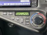 【オートエアコン】一度お好みの温度に設定すれば、車内の温度を検知し風量や温度を自動で調整。暑い&hellip;寒い&hellip;と何度もスイッチ操作をする必要はありません。快適な車内空間には必須の機能ですね♪