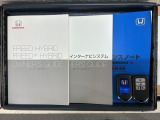 スマートキーは鍵をバッグに入れたままでもドアロックの開閉やエンジンのON・OFFができます。夜間や雨の日も鍵を探さなくて良いので便利です。
