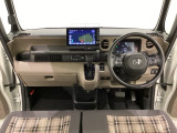 車内は光触媒抗菌消臭施工済です。スタイリッシュなデザインで暖かみのあるインパネ周りを演出します。グローブボックスやカップホルダーのほかにトレーなどたくさんの収納スペースが装備されています。