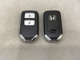 スマートキーを装備しています。鍵を差し込むことなくドアロックの開け閉めと、スタートボタン操作でのエンジンスタートができます。スペアキーも同じものを用意しております。