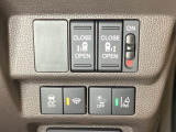 両側電動スライドドアは運転席から操作ができるよう、操作スイッチが付いています。Hondaセンシング用のVSA(ABS+TCS+横滑り抑制)解除と路外逸脱抑制機能などのスイッチがあります。