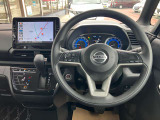 使いやすく安全な操作性と良好な視界を実現した運転席!
