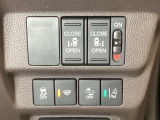 両側電動スライドドアは運転席から操作ができるよう、操作スイッチが付いています。Hondaセンシング用のVSA(ABS+TCS+横滑り抑制)解除と路外逸脱抑制機能のオンオフスイッチなどがあります。