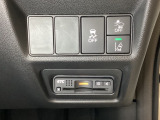 Hondaセンシング用の、VSA(ABS+TCS+横滑り抑制)解除と路外逸脱抑制機能などのオンオフスイッチはハンドルの右側に装備。その下にETCがついています。高速道路の料金所の通過も楽々です。