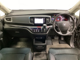 車内は光触媒抗菌消臭施工済です。インパネ周りはスタイリッシュなデザインです。グローブボックスやカップホルダーのほかにトレーなどたくさんの収納スペースが付いています。
