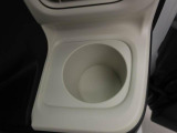 カップホルダーは運転席や助手席からちょうど手の届く位置です!!