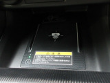 置くだけでワイヤレスで充電可能です。