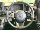 【純正革巻きステアリング】上質な革を使用することで、手にしっかり馴染みとても運転しやすいハンドルです♪