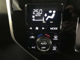 左右独立温度コントロールフルオートエアコンです。運転席、助手席それぞれで独立して温度設定ができます。冷え性の方が乗っても安心ですね♪