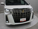 専用フロントエンブレム(ゴールド)、フロントグリル(スモークメッキ+黒メタリック)/ボンネットフードモール(スモークメッキ)/フロントバンパーモール(スモークメッキ)などが特別装備されています。