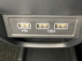 セレクトレバーの下に、スマートフォンなどの充電可能なUSB端子が2個、音源などの外部入力の可能なUSB端子が1個ついています。移動中に充電もできるので便利です。