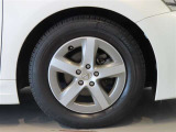 純正のアルミホイール装着車です。タイヤサイズは195/65R15です。