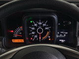 スピードメーターとタコメーターを大きく配した見やすいメーター部になっています。右側のインフォメーション画面でオドメーターや燃費などの情報を確認できます。