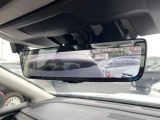 【スマートリヤビューミラー】後席の大きな荷物や同乗者で後方が確認しづらい時でも安心!カメラが撮影した車両後方の映像をルームミラー内に表示。クリアな視界で状況の確認が可能です!
