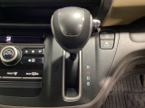 CVT車のセレクトレバーです。低速から高速まで、変速ショックのないスムーズな走りを実現するとともに、エンジン効率のよい領域を維持することで燃費にも貢献します。