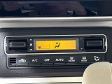 快適装備のプッシュ式オートエアコン♪ 温度設定をすれば、自動で車内の温度管理をしてくれる優れ物です彡