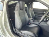 運転席はしっかりした座り心地とワイヤー入りのサイドサポートによるスポーティーなシートに。助手席はリラックスできるよう、やわらかな座り心地と、乗り降りしやすい低めのサイドサポートを採用しています